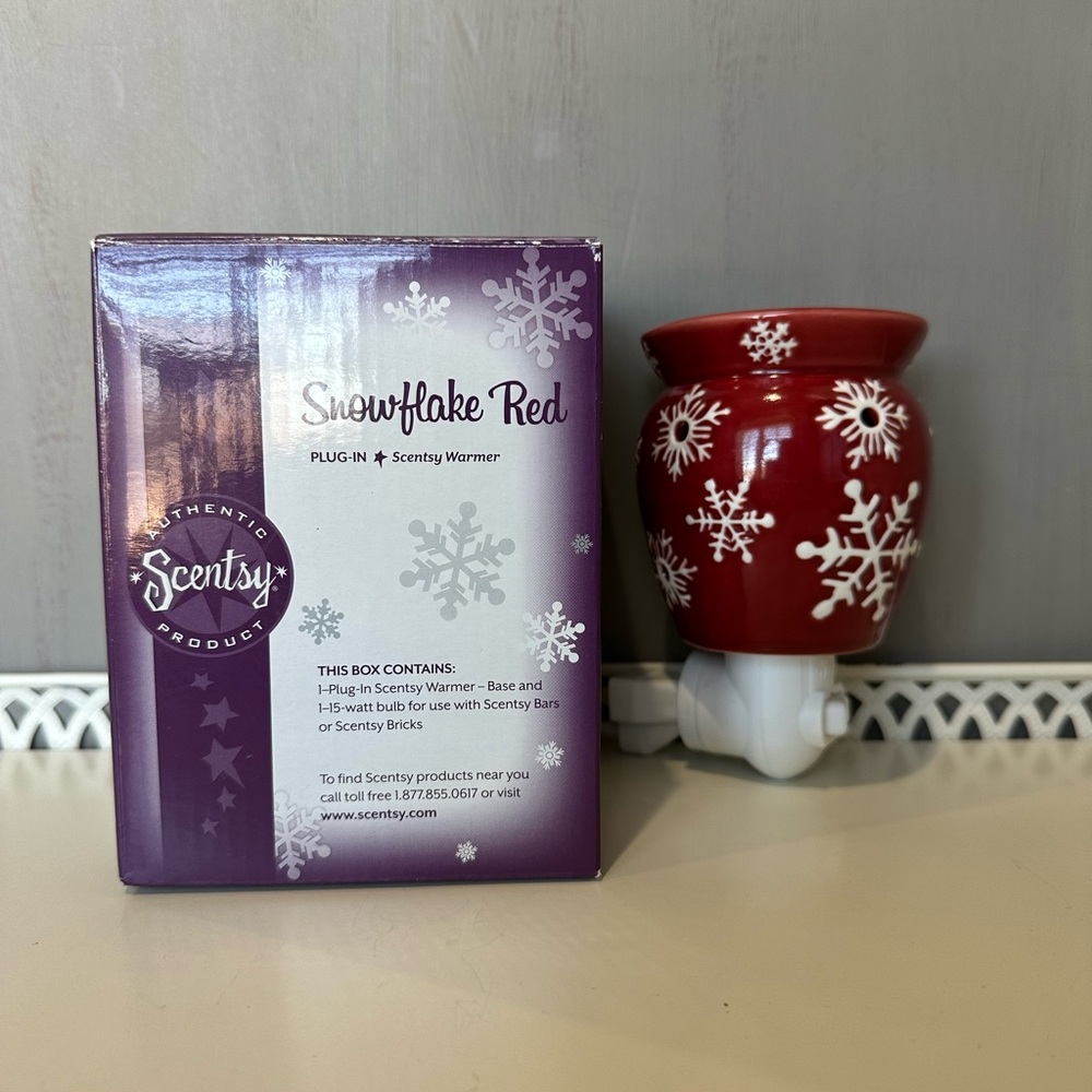 Scentsy Snowflake Red Plug-In Warmer With Bulb